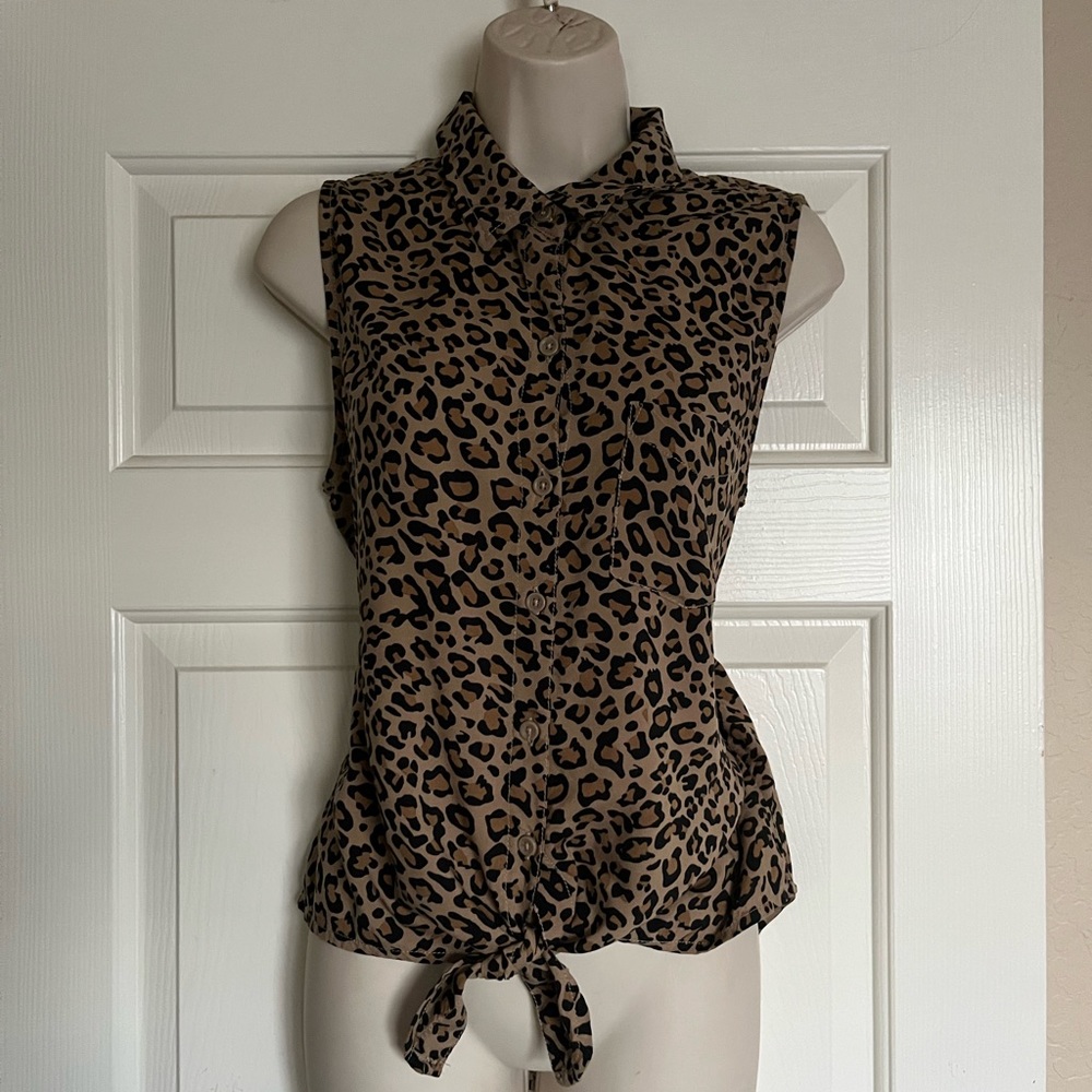 Beachlunchlounge Leopard print tie front longer back.